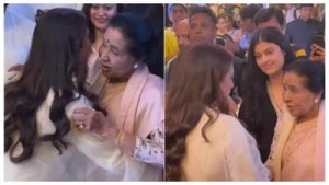 Juhi Chawla touches Asha Bhosle's feet at the star-studded screening of Aamir Khan's 'Sitaare Zameen Par'