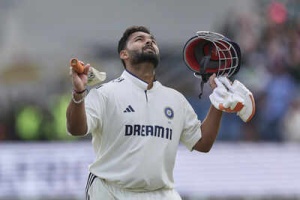 IND vs ENG: 'Straight ball hai, theke?'; Rishabh Pant’s self-check moment and twin tons light up Headingley - Watch