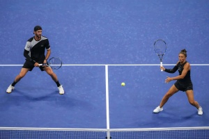 US Open Day 2: Alcaraz's Buzz Cut Divides Opinion, Venus Williams Inspires at 45, and Kvitova & Garcia Bow Out
Alternatively, focusing on SEO:
US Open Recap: Alcaraz Haircut, Venus Williams' Return, and Tennis Legends Retire