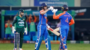 Asia Cup Final Fever: India vs. Pakistan Showdown Hits Cinema Screens Nationwide After Boycott Calls
Hoặc:
From Outcry to Outfield: Asia Cup Final Between India and Pakistan to be Shown in Cinemas Across India