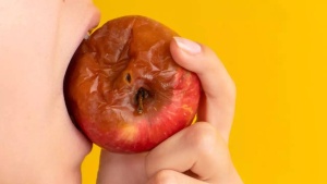 Is That Apple Still Edible? A Guide to Spotting Spoilage and Safe Storage