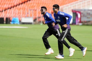 Siraj and Krishna Unleash Fury in Ahmedabad Nets; Sundar Injury Scare for India
hoặc
India Camp Update: Siraj, Krishna Fire Up Ahmedabad Practice; Sundar Nursing Finger Issue