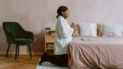 Woman kneeling, showcasing posture benefits