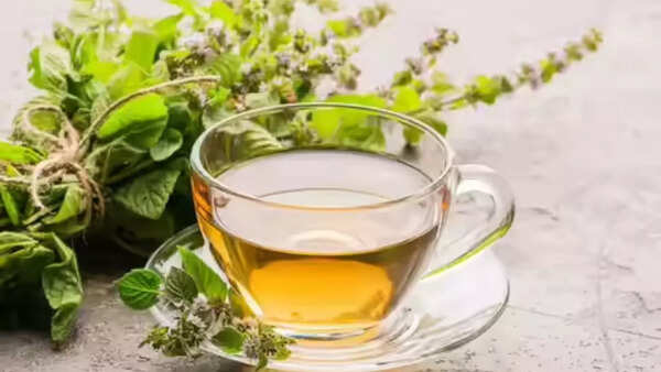 Fragrant lemon balm tea to reduce stress