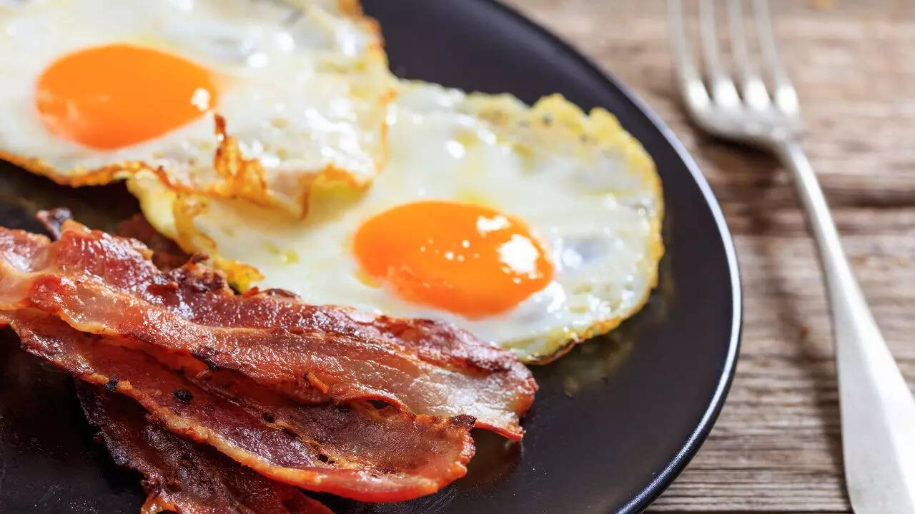 Eggs and fried bacon